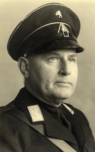 105789 Portret van F.E. Müller, geboren 1889, commissaris van de provincie Utrecht in 1941. Overleden 1960. Borstbeeld ...